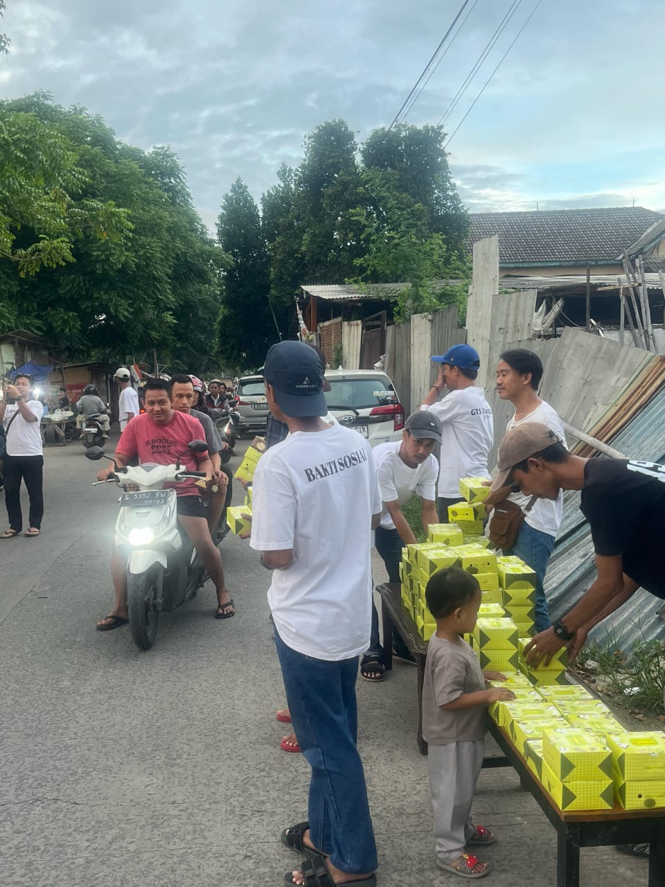 Pemuda GTS Desa Karet Tangerang Gelar Kegiatan Berbagi Tajil Gratis Kepada Masyarakat Dan Pengguna Jalan Yang Melintas.