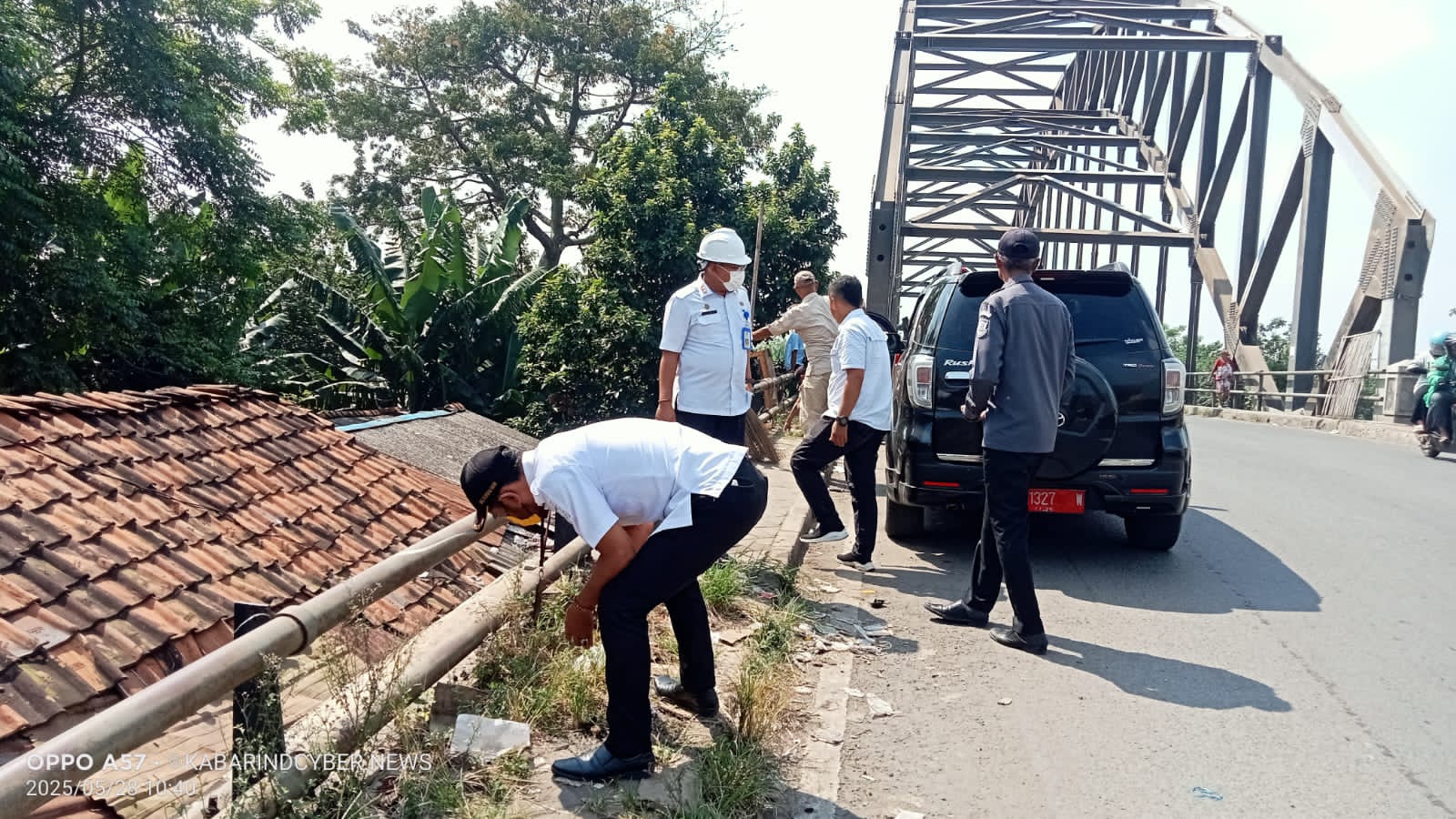 Camat Sepatan Timur Bersama Satuan Pol-PP Beserta Masyarakat Giat Memperindah Jembatan Kedaung Barat