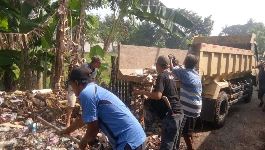Bersihkan Tumpukan Sampah Liar Kades Tanah Merah Adakan Gotong-royong Bareng Masyarakat
